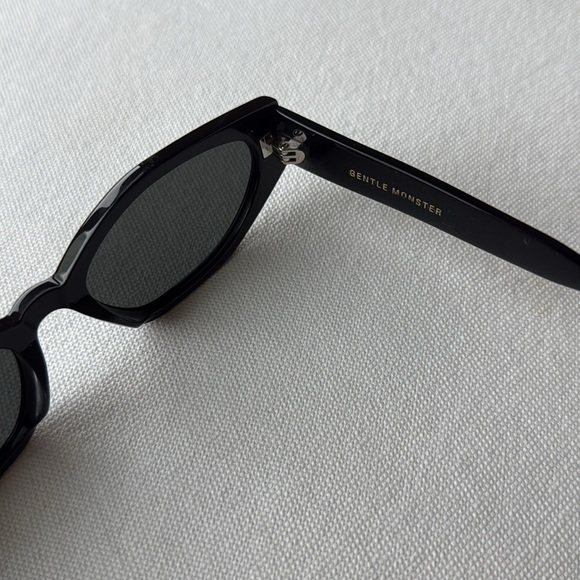 Gentle Monster Ghost Sunglasses Unisex Black - Picture 4 of 11
